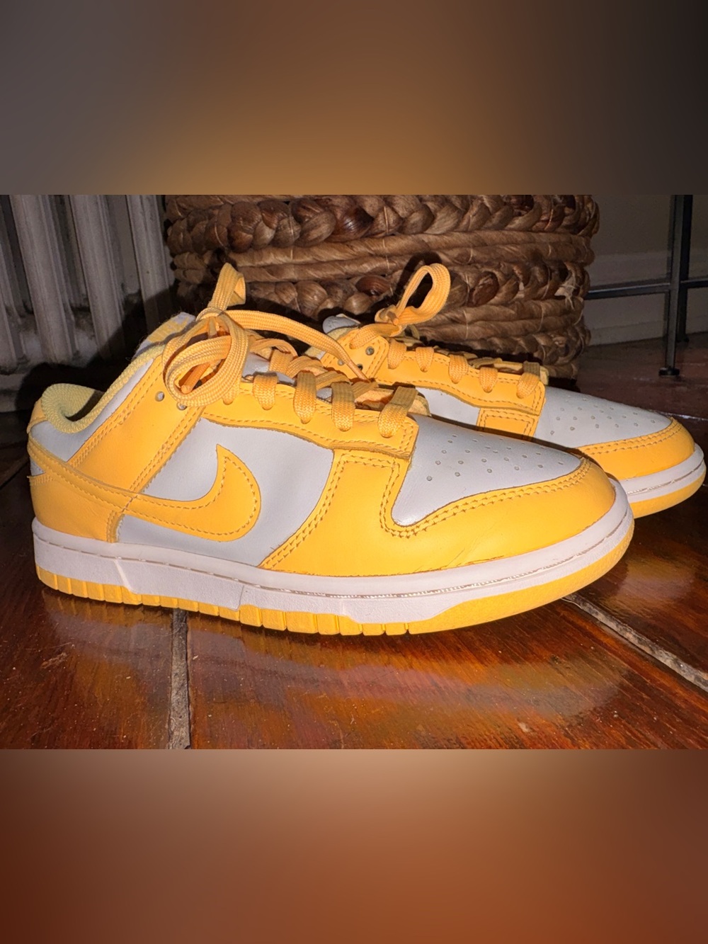 Nike women low dunk citron Sneakers in Yellow and White